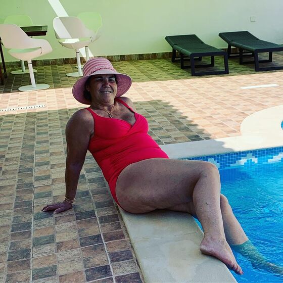 Dolores Aveiro na piscina