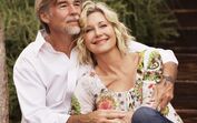 A lutar contra um cancro em fase avançada, Olivia Newton-John conta com o apoio de um homem muito especial 
