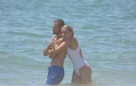 Verão quente! Lourenço Ortigão e Kelly Bailey trocam carinhos nas ondas algarvias... ao lado da sogra
