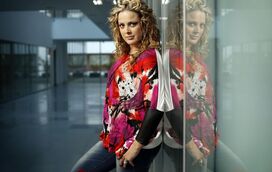 Dedicada à moda, cantora Micaela vende roupa online