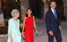 A difícil posição de Felipe VI com a mãe, a rainha emérita Sofia, que o deixa "em xeque"