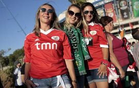 Fora de campo: em dia de derby decisivo, conheça as mulheres que inspiram os craques dentro e fora dos relvados em fotos de muito amor