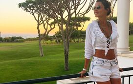 Maria Cerqueira Gomes goza férias sem luxos com o marido e o filho
