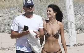 Namorada de DiCaprio dá show na praia em biquíni leopardo