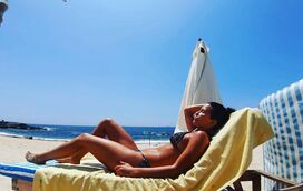 Teresinha Medeiros, a sensual assistente de Fernando Mendes, mostra corpo perfeito nas férias