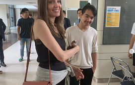 Vídeo. O momento em que Angelina Jolie se despede do filho na Coreia do Sul: "Estou a tentar não chorar"
