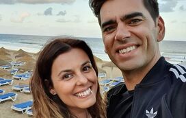 Surpresa! Pedro Fernandes mostra-se todo nu na banheira com a mulher