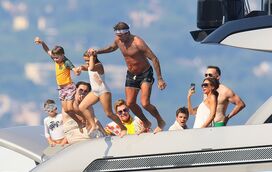 Família Beckham passa férias em iate de luxo de Elton John no sul de França. Todas as fotos!