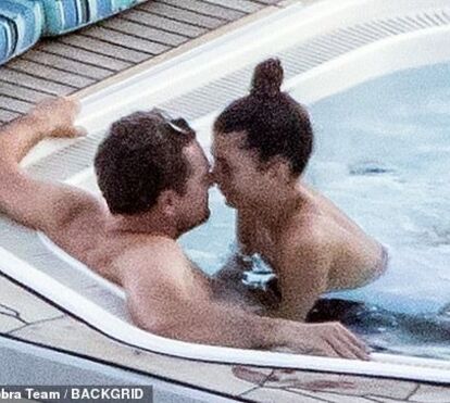 O 'lobo' está de volta! Leonardo DiCaprio apanhado a namorar no jacuzzi com modelo 22 anos mais nova