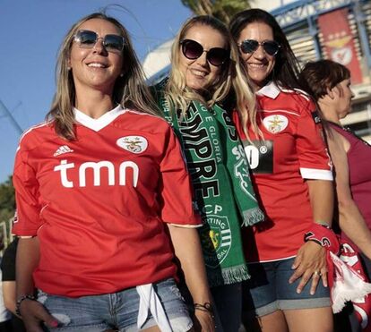 Fora de campo: em dia de derby decisivo, conheça as mulheres que inspiram os craques dentro e fora dos relvados em fotos de muito amor