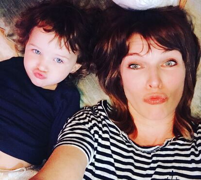 Depois de aborto dramático, Milla Jovovich grávida aos 43 anos