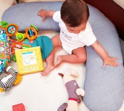 Fofura máxima: Dânia Neto mostra o primeiro verão do filho