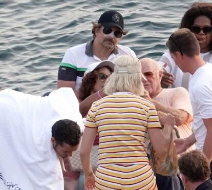 Descobrimos com quem Bradley Cooper está a passar o verão... e nem imagina quem é!