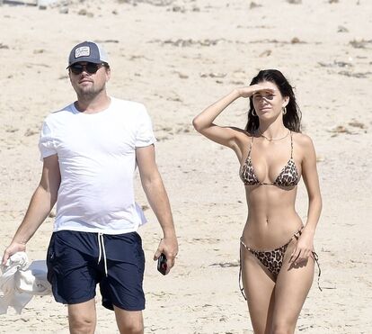 Namorada de DiCaprio dá show na praia em biquíni leopardo