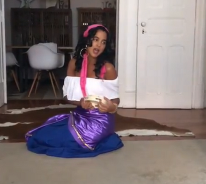 Uau! Sara Matos canta tema da Disney vestida a rigor