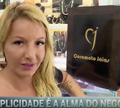 Toy e noiva escolhem alianças de casamento