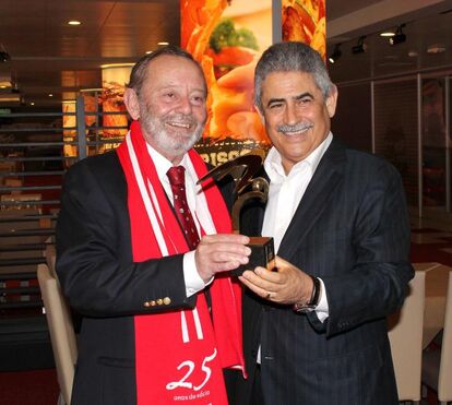 Já viu um presidente do Benfica a cantar o hino do Sporting?