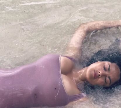Salma Hayek mostra-se embrulhada pelas ondas do mar