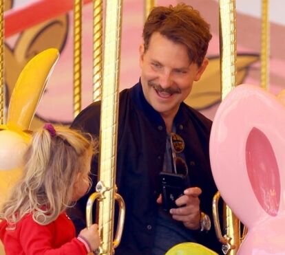 Longe de Irina Shayk! Bradley Cooper leva a filha à Disney 