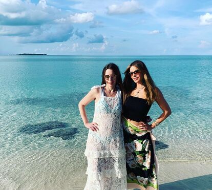 Depois de gravar últimas cenas de 'Uma Família Muito Moderna', Sofia Vergara vai de férias e arrasa de biquíni aos 47 anos