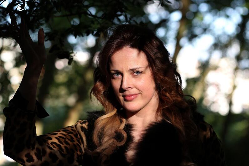 Cantora Micaela, polémica, penhoras, banca, negócio, venda de roupa, internet