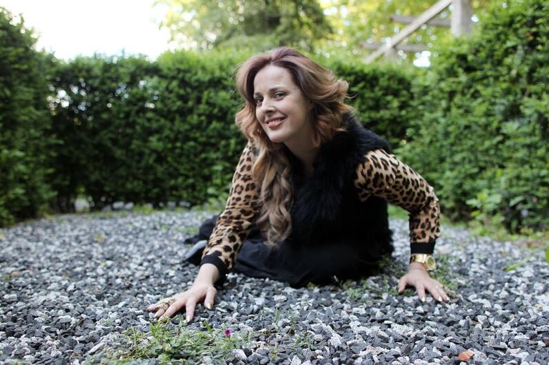 Cantora Micaela, polémica, penhoras, banca, negócio, venda de roupa, internet