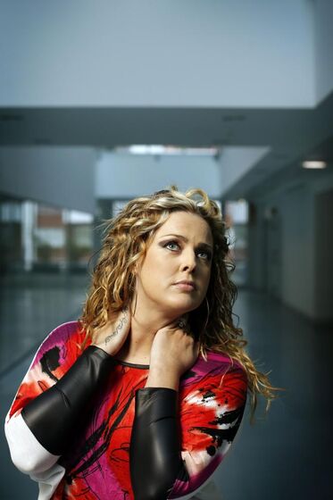 Cantora Micaela, polémica, penhoras, banca, negócio, venda de roupa, internet