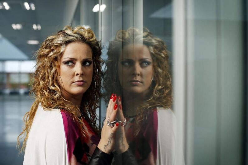 Cantora Micaela, polémica, penhoras, banca, negócio, venda de roupa, internet