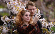 mullher, homem, casal, romance, selfie, flores, romântico