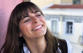 Benedita Pereira exibe barriguinha de grávida 