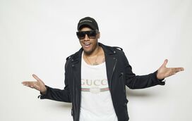 Irreconhecível! Anselmo Ralph tira óculos escuros e mostra doença nos olhos