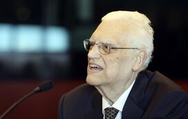 Cancro nos ossos obriga a internamento do antigo ministro Freitas do Amaral
