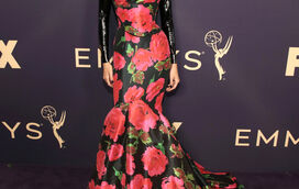 Glamour e irreverência na red carpet dos Emmys