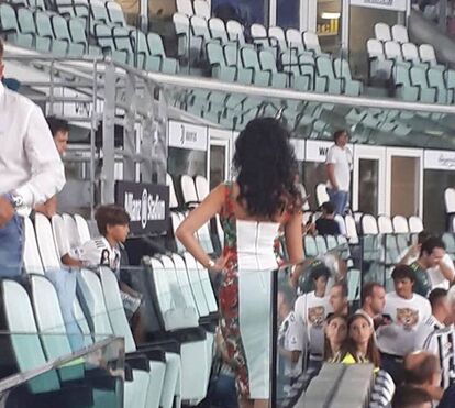 Georgina assediada na bancada e Cristiano Ronaldo não pode fazer nada