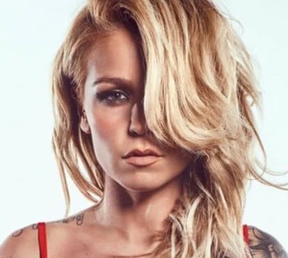 Irreconhecível! Aurea fez um corte de cabelo radical