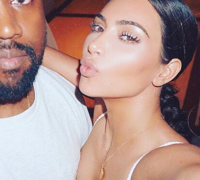 Nova dieta? Kanye West, o marido de Kim Kardashian, foi apanhado em vídeo a comer cera de ouvido
