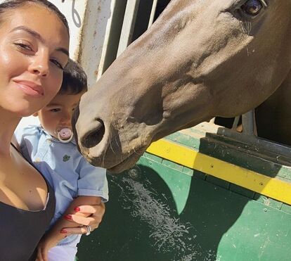 Amor à primeira vista! Georgina leva os filhos a brincar com cavalos e as crianças ficam encantadas 