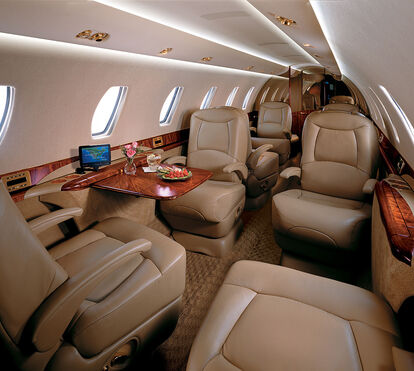 O luxuoso interior dos aviões privados preferidos de Meghan e Harry