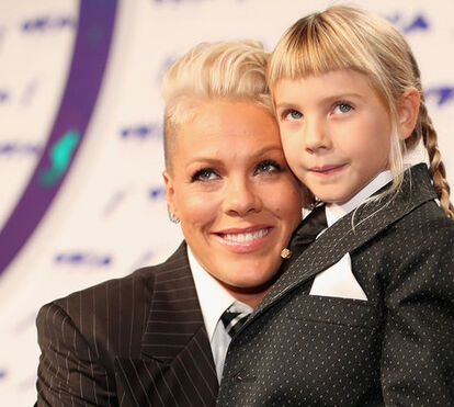 Quem sai aos seus... Filha de Pink faz corte de cabelo 'punk'