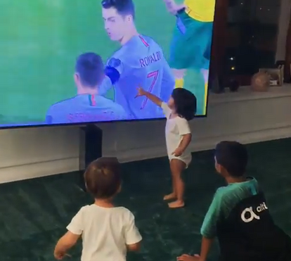 O vídeo mais querido de todos! Veja os filhos de Cristiano Ronaldo deliciados com o pai na televisão