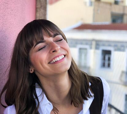 Benedita Pereira exibe barriguinha de grávida 