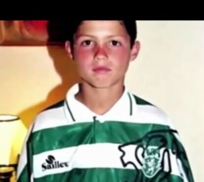 Cristiano Ronaldo emocionado com mulheres que lhe davam comida