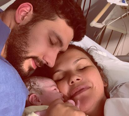 De volta a Portugal, Cristiano Ronaldo e Georgina derretidos com filha de Katia Aveiro em Lisboa
