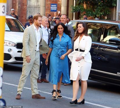Mais 'cheinha', Meghan Markle usa vestido de 600 euros em visita à África do Sul