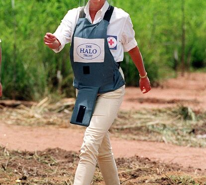 Em Angola, Harry recria fotografias icónicas da princesa Diana num campo de minas