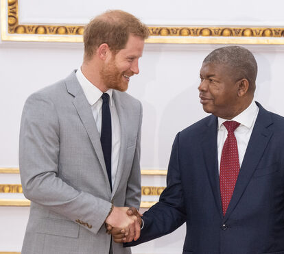 Ternura e simbolismo. As imagens da viagem a África de Meghan Markle e o príncipe Harry... com o bebé Archie
