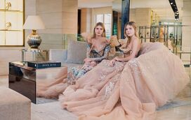 Só luxos! Filhas de Julio Iglesias prontas para gastar milhares em famoso baile de debutantes de Paris