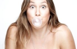 Vale tudo! Joana Machado Madeira mostra maminhas e dedo do meio após ser arrasada e ofendida