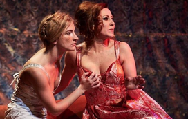 As cenas eróticas de 'Boudoir', com Maria João Abreu e Margarida Bakker