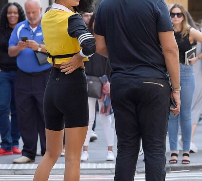 Só risinhos! Veja Irina Shayk muito divertida com homem mistério